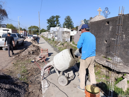 Construcción del muro perimetral sobre el sector este del cementerio local
